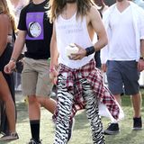 Jared Leto streicht in einer schicken Zebra-Hose von Saint Laurent übers Coachella-Festivalgelände.