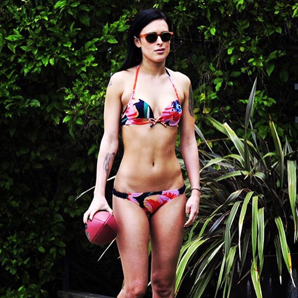 Kein Wunder, dass Rumer Willis als Gewinnerin der US-amerikanischen Tanz-Show "Dancing With The Stars" ihren tollen Body zeigen möchte, wo immer sie kann. Dabei zeigt sie sich auch immer in toller Bademode wie diesem floralen Bikini. Kein Wunder, dass Rumer Willis als Gewinnerin der US-amerikanischen Tanz-Show "Dancing With The Stars" ihren tollen Body zeigen möchte, wo immer sie kann. Dabei zeigt sie sich auch immer in toller Bademode wie diesem floralen Bikini.