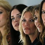 Dicht an dicht sitzen Vanessa Kirby, Lana Del Rey, Kate Moss, Alexa Chung und Rebecca Hall (v.l.) zusammen, um sich die Mulberry