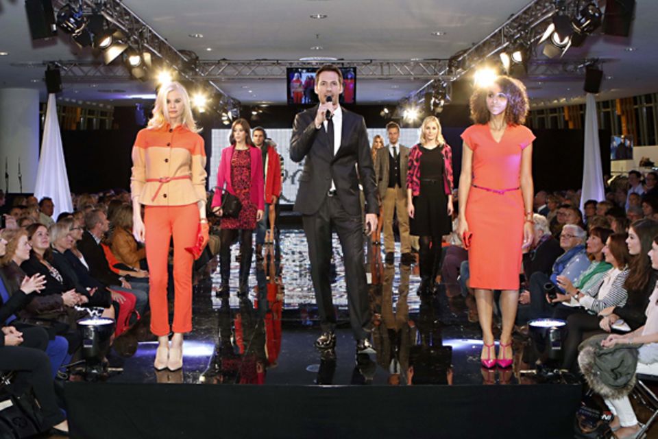 Gibt es etwas Schöneres?! Moderator Alexander Mazza ist umringt von gut gekleideten Models. Gibt es etwas Schöneres?! Moderator Alexander Mazza ist umringt von gut gekleideten Models.