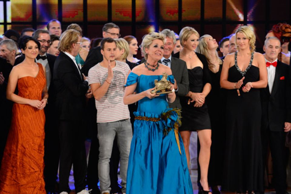 Zu Tränen gerührt nimmt die Moderatorin und Gastgeberin des Abends, Inka Bause, den Ehrenpreis der Jury in der Kategorie "Legend Zu Tränen gerührt nimmt die Moderatorin und Gastgeberin des Abends, Inka Bause, den Ehrenpreis der Jury in der Kategorie "Legend