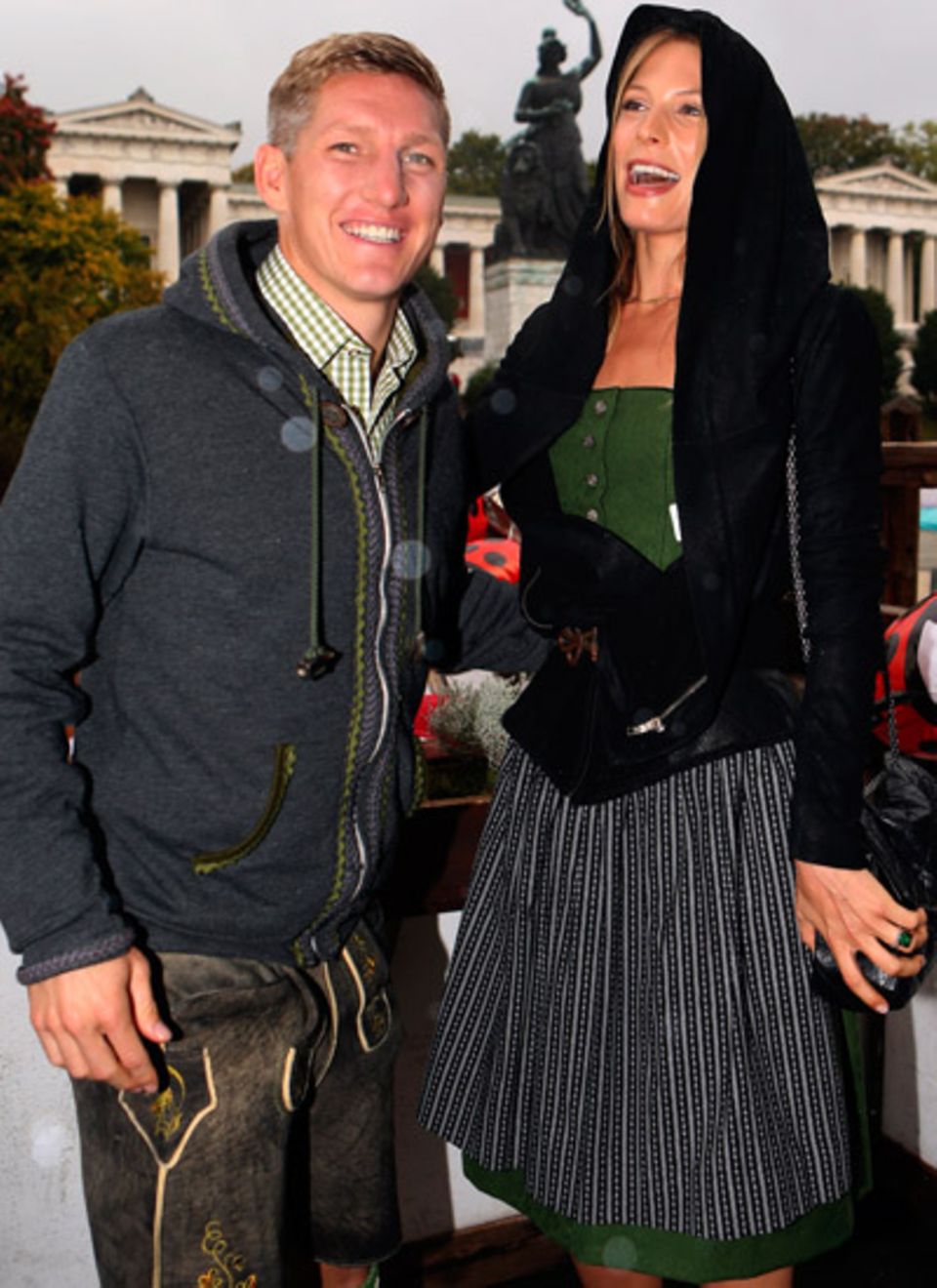 Der FC Bayern München besucht auch in diesem Jahr wieder geschlossen die Wiesn: Bastian Schweinsteiger und seine Freundin Sarah