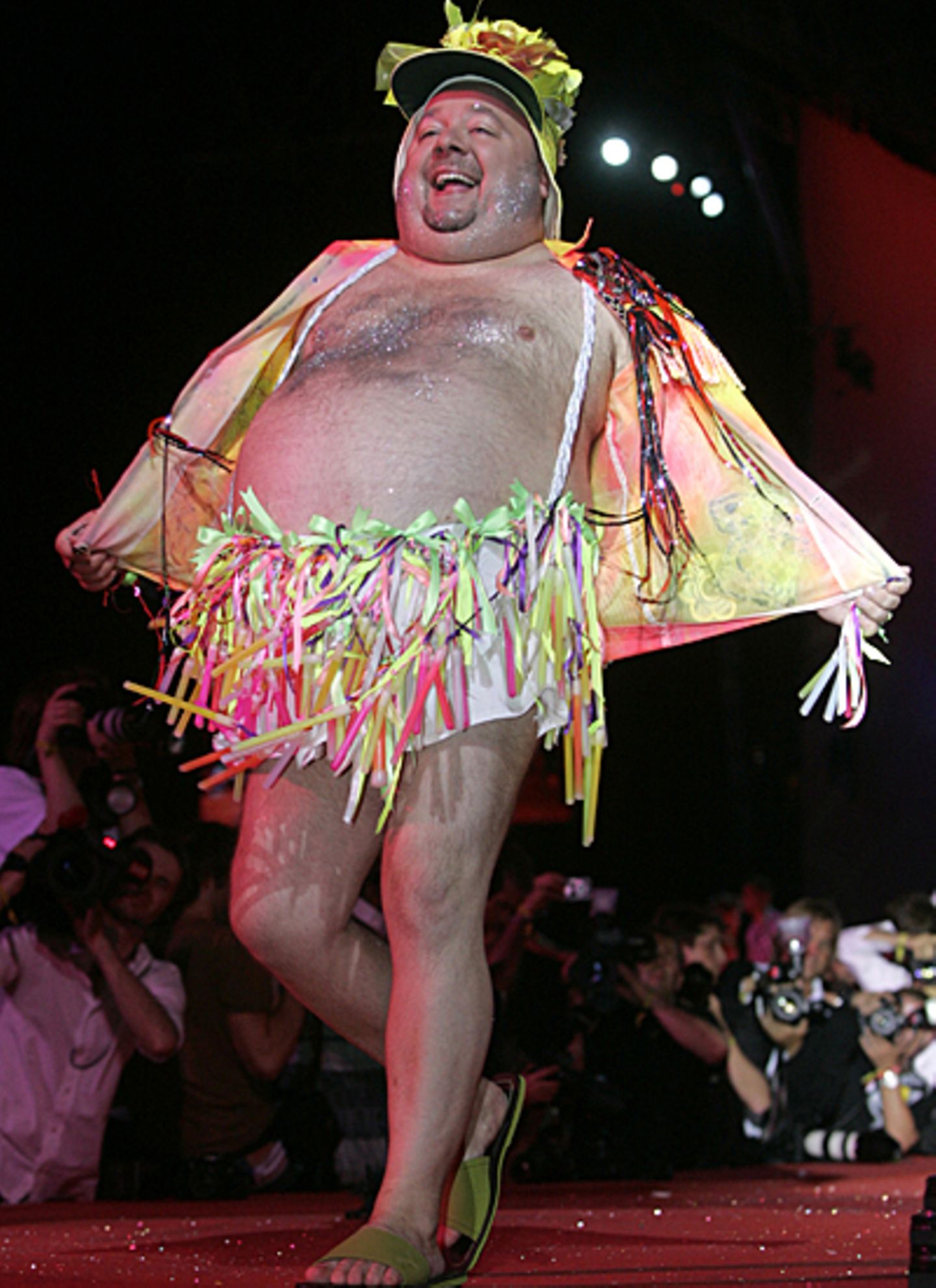 Dieser Bauch war sein Markenzeichen, den Dirk Bach bei einer Modenschau anlässlich des "Life Balls" in Wien 2007 freudestrahlend