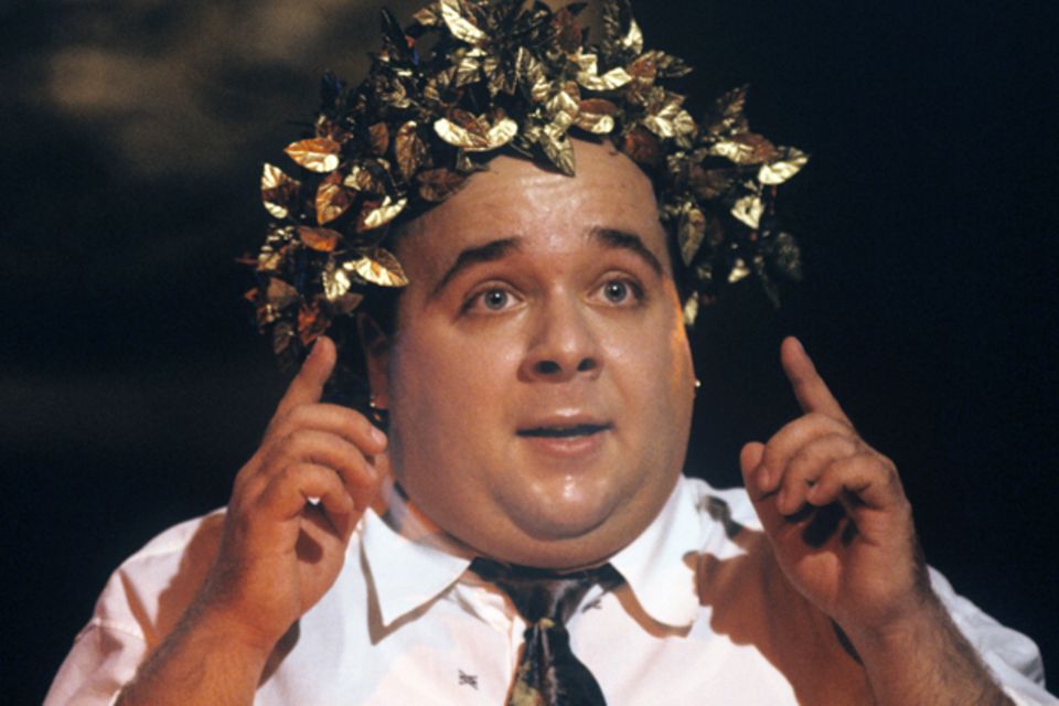 Seit Ende der 1970er Jahre spielt Dirk Bach Theater. Der Autodidakt hat nie eine Schauspielschule besucht. Trotz Erfolgen als Mo Seit Ende der 1970er Jahre spielt Dirk Bach Theater. Der Autodidakt hat nie eine Schauspielschule besucht. Trotz Erfolgen als Mo