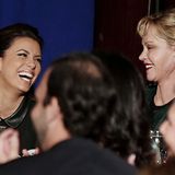 Eva Longoria und Melanie Griffith haben Spaß an einer Wahlkampfveranstaltung in Miami, bei der Barack Obama spricht. Longoria is