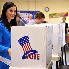 Sängerin Katy Perry hat Barck Obama im Wahlkampf fleißig unterstützt und kann ihm jetzt mit ihrer Stimme zum Wahlsieg verhelfen.