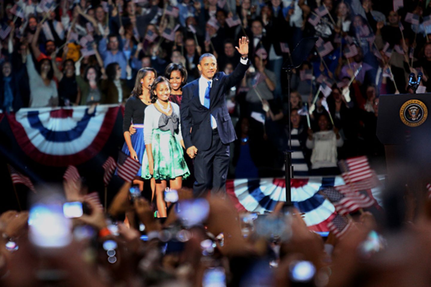 Barack Obama hat die Präsidentschaftswahl gegen Herausforderer Mitt Romney für sich entscheiden können und feiert mit seiner Fam