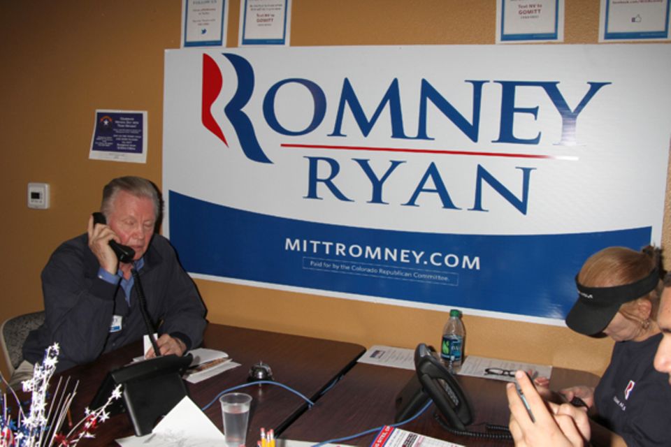 Jon Voight macht in Las Vegas Wahlkampf für Mitt Romney. Dabei ruft er einige potenzielle Wähler sogar persönlich an. Jon Voight macht in Las Vegas Wahlkampf für Mitt Romney. Dabei ruft er einige potenzielle Wähler sogar persönlich an.