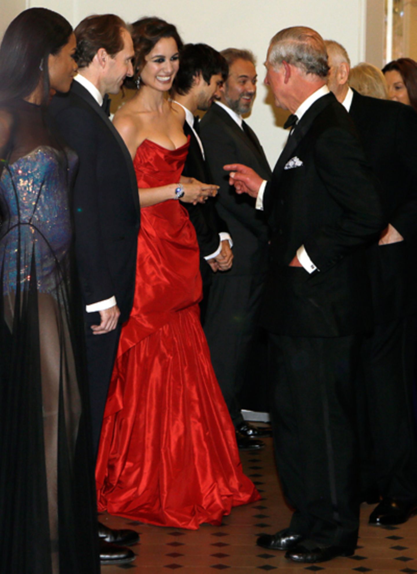 ... und Prinz Charles hält einen Plausch mit Naomie Harris, Ralph Fiennes und Berencie Marlohe.