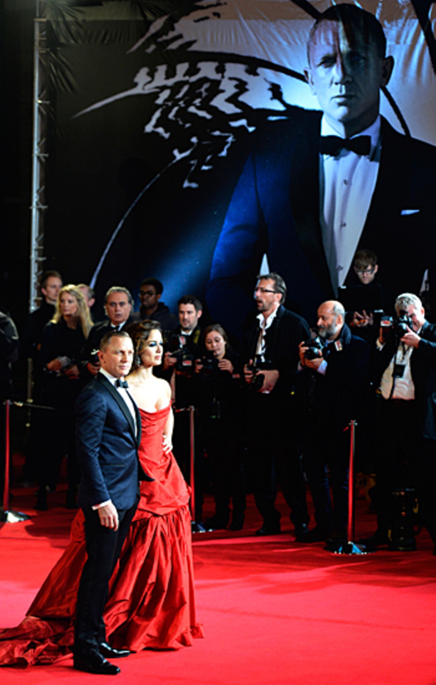 Daniel Craig und Berencie Marlohe posieren für die Fotografen ...