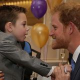 Prinz Harry gibt sein Bestes, den behinderten Kindern den Tag zu versüßen - und das mit erfreulich viel Erfolg.