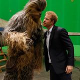 Prinz Harry und Prinz William statten den Pinewood Studios in West-London einen Besuch ab. Dort treffen sie am Set von "Star Wars" auf Chewbacca.