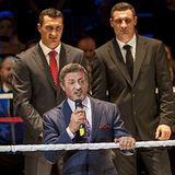 Untertosendem Applaus steigt auch Sylvester Stallone am Ende in den Ring und hält eine kurze Rede.