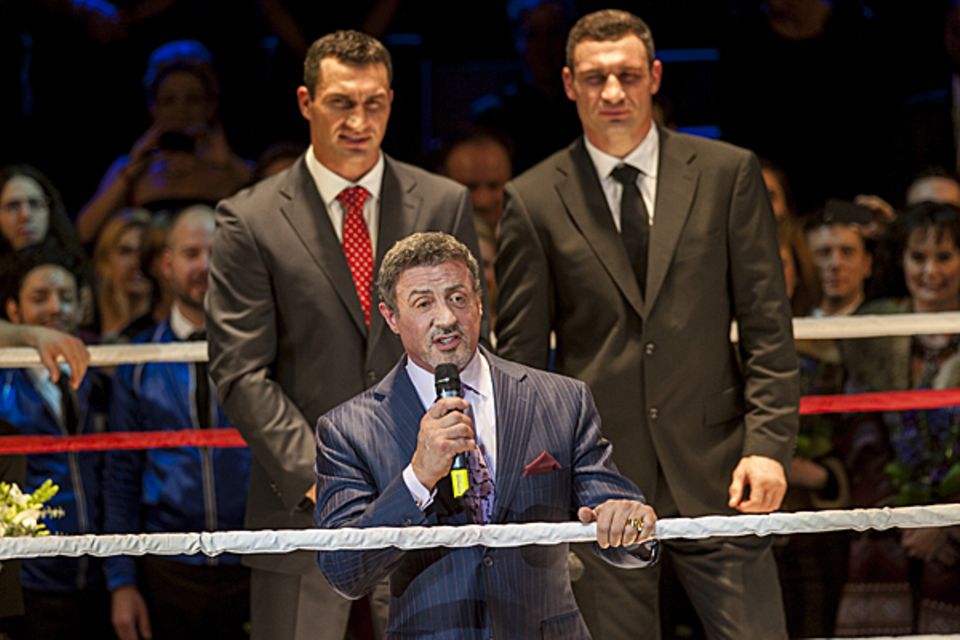 Untertosendem Applaus steigt auch Sylvester Stallone am Ende in den Ring und hält eine kurze Rede. Untertosendem Applaus steigt auch Sylvester Stallone am Ende in den Ring und hält eine kurze Rede.
