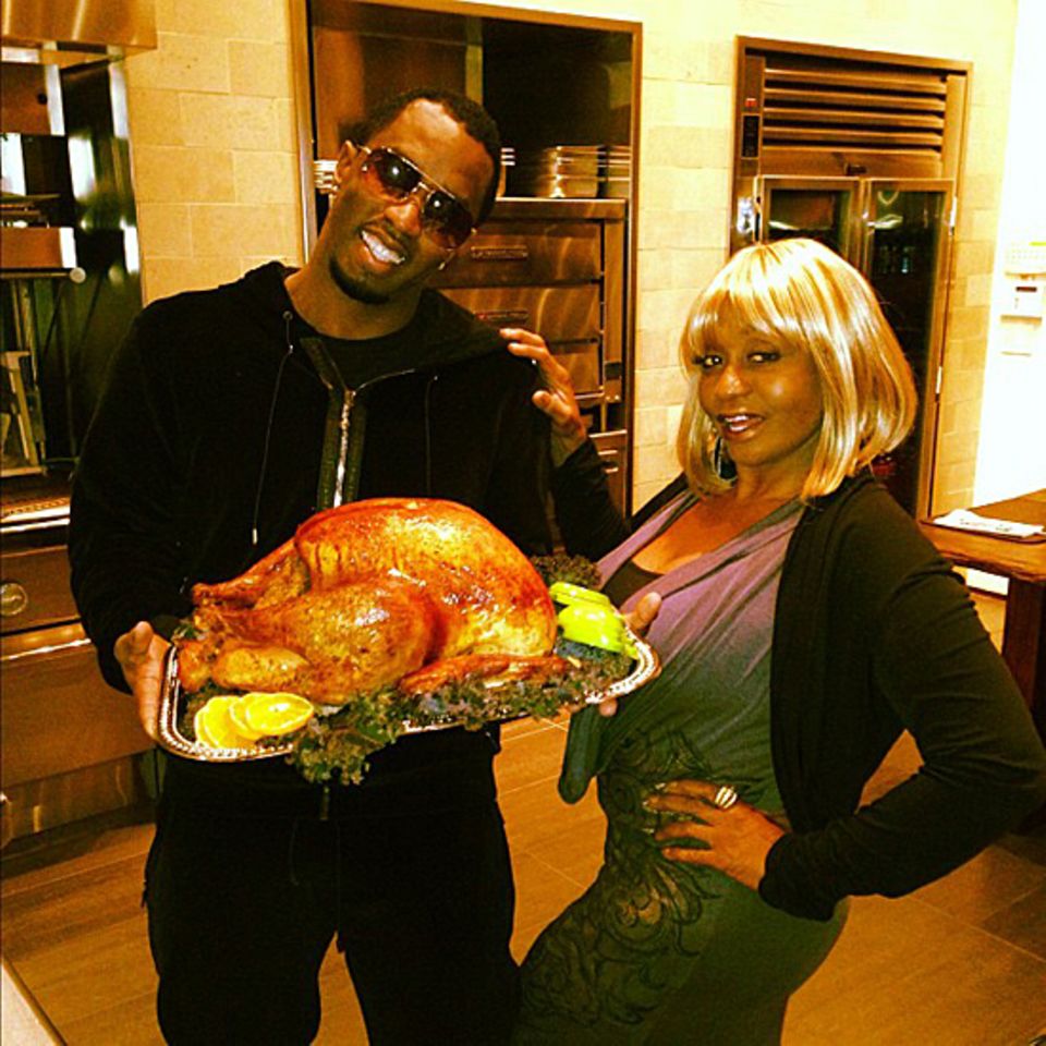 Rapper P. Diddy kredenzt seiner Mutter einen Truthahn und wünscht "allen Müttern da draußen Happy Halloween".