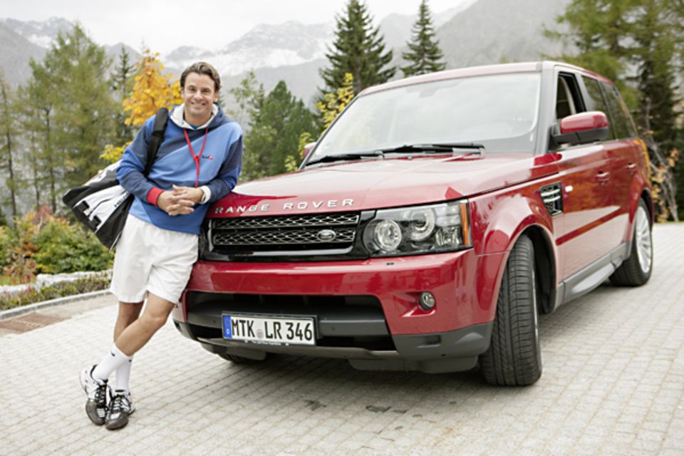 Der rote Range Rover hat Schauspieler Stephan sicher in die schweizer Berge gebracht.