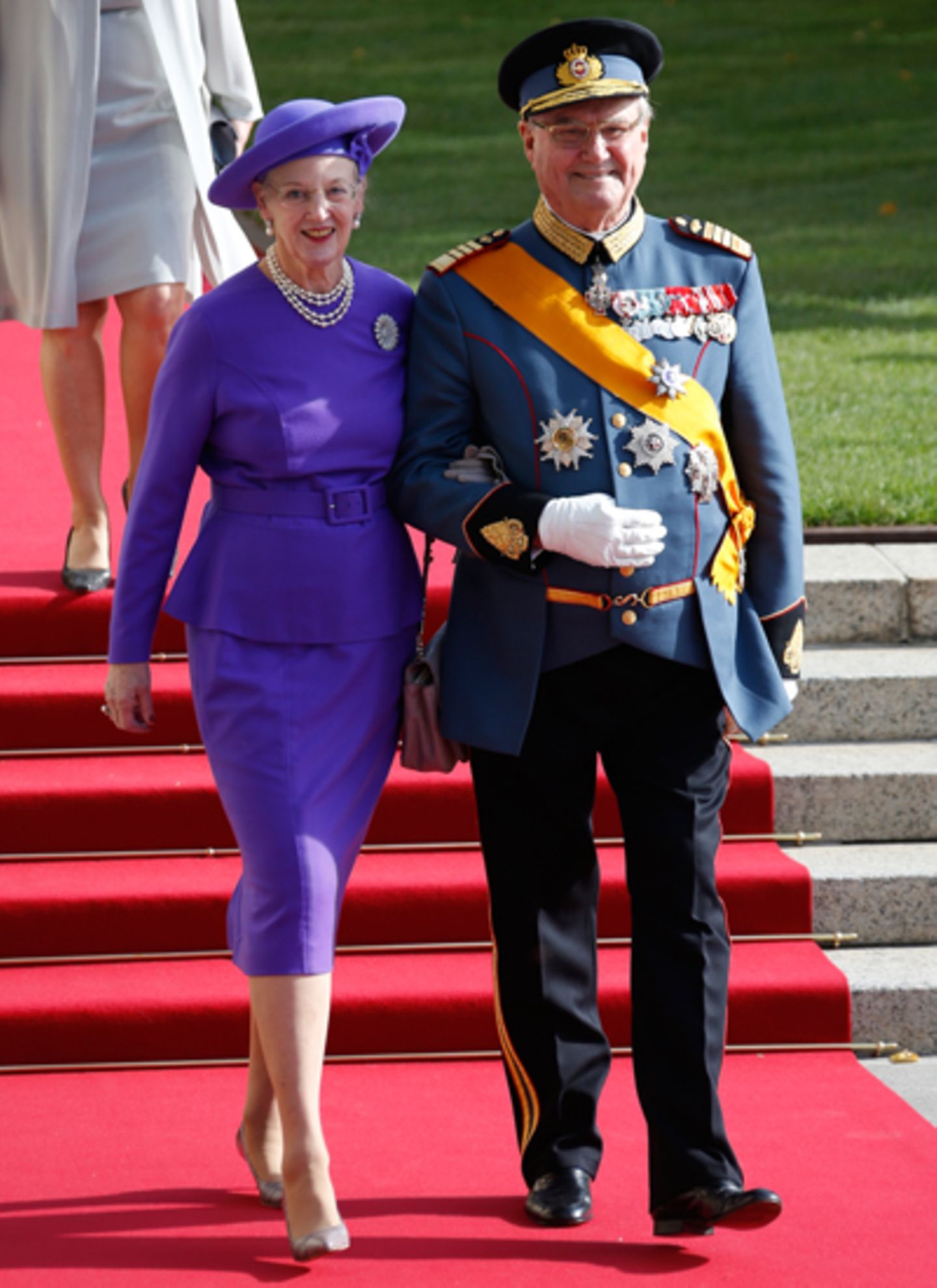 Die Adelsgäste aus Europa treffen ein: Königin Margrethe und Prinz Henrik von Dänemark.