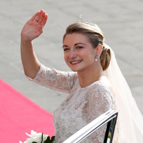 Die Braut strahlt bei ihrer Ankunft vor der Kathedrale Notre-Dame in Luxemburg.