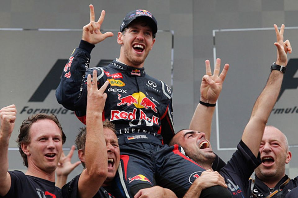 25. November 2012: Er ist der jüngste, dreifache Formel-1-Weltmeister aller Zeiten: In einem spannenden Regenrennen im brasilian