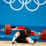 Schrecksekunde bei den Olympischen Spielen in London: beim Gewichtheben krachen Matthias Steiner fast 200 kg in den Nacken. Der