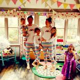 19. Dezember 2012: Jools Oliver hat Regenbogen-Pyjamas entworfen. Jamie Oliver und den Kindern stehen die bunten Hosen ausgespro