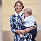9. September 2016  Strahlend trägt Prinzessin Madeleine ihren Sohn Nicolas aus der Kirche. Der Kleine lutscht hingebungsvoll am Daumen.