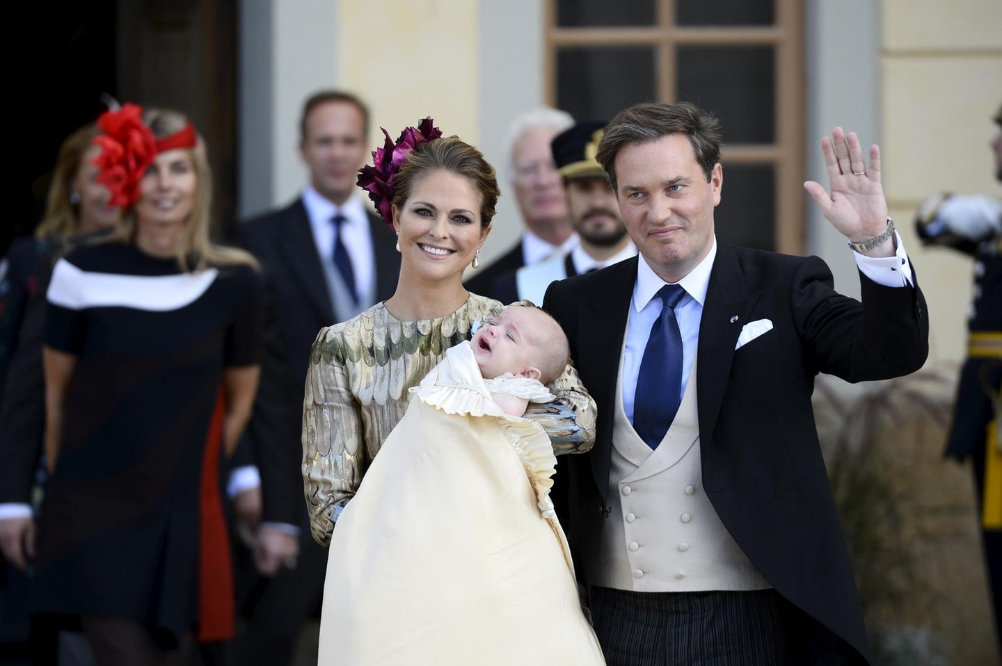 11. Oktober 2015  Endlich ist der große Moment gekommen. Schwedens jüngster Prinz Nicolas wird getauft. Wie bei seiner Schwester Leonore finden die Feierlichkeiten in der Schlosskirche von Drottningholm statt. Stolz präsentieren die Eltern Prinzessin Madeleine von Schweden und ihr Mann Chris O'Neill den kleinen Täufling.