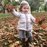 2. Oktober 2016  Der Herbst ist da! Prinzessin Madeleine teilt dieses süße Foto von Leonore. Warm eingepackt spielt die kleine Prinzessin im Laub.