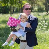 Chris O'Neill hat seine Tochter "eingefangen", die auf der Wiese viel zu entdecken hatte.