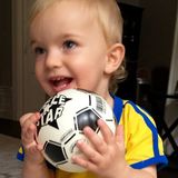 19. August 2016   Der kleine Prinz Nicolas ist auch schon ganz Feuer und Flamme für Olympia und wünscht dem schwedischen Frauen-Fußballteam alles Gute und natürlich die Goldmedaille.