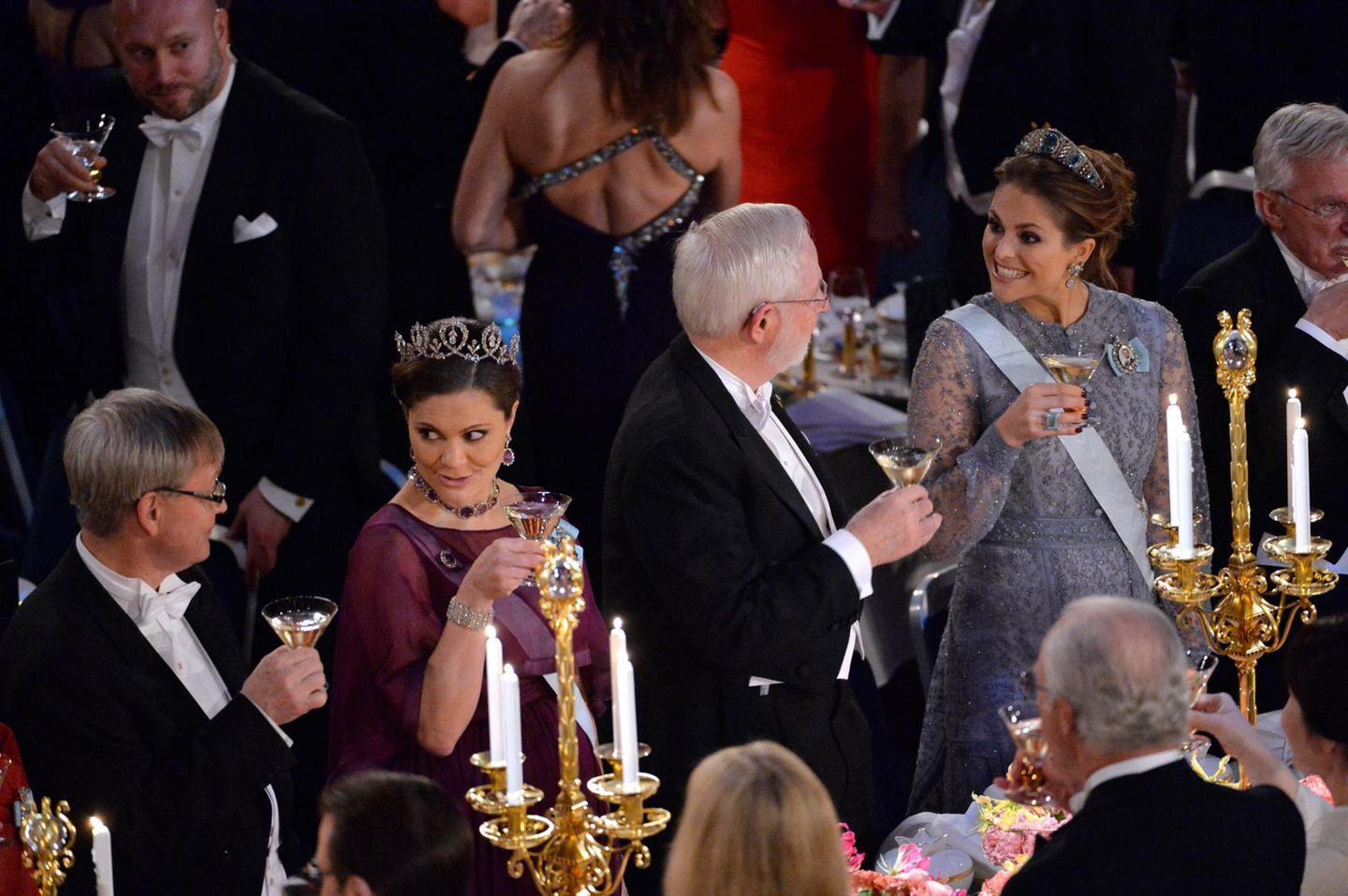 Prost! Prinzessin Victoria und Prinzessin Madeleine prosten ihren Tischherren zu.