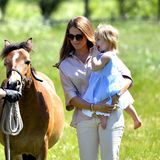 3. Juni 2016  Heute steht für Prinzessin Leonore mit Mama Prinzessin Madeleine ein Besuch des Pferdestalls in Västerhejde auf dem Programm. Hier kann Leonore endlich ihr Pony Haidi besuchen was sie zu ihrer Taufe geschenkt bekommen hat.