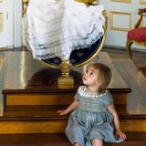Prinzessin Leonore bewacht ihren kleinen Bruder. Prinz Nicolas von Schweden schläft nach seiner Taufe in dem Babybett.