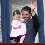 10. Mai 2015  Zum Knuddeln süß: Prinzessin Amalia trägt bei ihrem ersten Balkonauftritt ein rosa Kleid und eine Schleife im Haar.