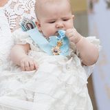 Bei seiner Taufe am 9. September 2016 präsentiert sich Prinz Alexander nicht nur das erste Mal in langem Kleid. Er hat auch den ersten Orden verliehen bekommen und findet den sehr spannend.