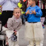 Prinzessin Josephine und Prinz Vincent reisen mit ihrer Familie im August 2014 zum ersten Mal nach Grönland. Ob es an der ungewohnten Nationaltracht liegt, die die beiden tragen, das die dreijährige Prinzessin ein bisschen quengelig aussieht?