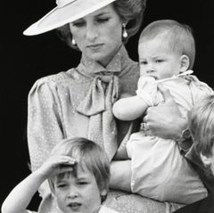 Prinz William grüßt mit seinen vier Jahren im Juni 1985 bei "Trooping the Colour" schon ganz professionell.