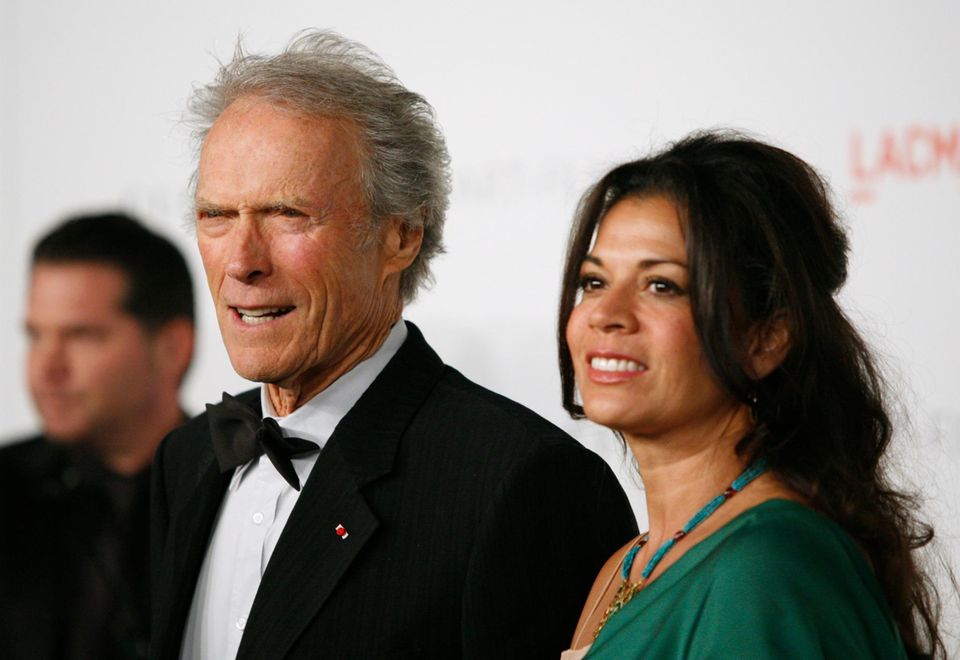 31. August 2013: Nach 17 Jahren ist die Ehe von Clint Eastwood und seiner Frau Dina zuende. Der 83-jährige Schauspieler und die 43-jährige Reporterin haben eine gemeinsame Tochter. 31. August 2013: Nach 17 Jahren ist die Ehe von Clint Eastwood und seiner Frau Dina zuende. Der 83-jährige Schauspieler und die 43-jährige Reporterin haben eine gemeinsame Tochter.