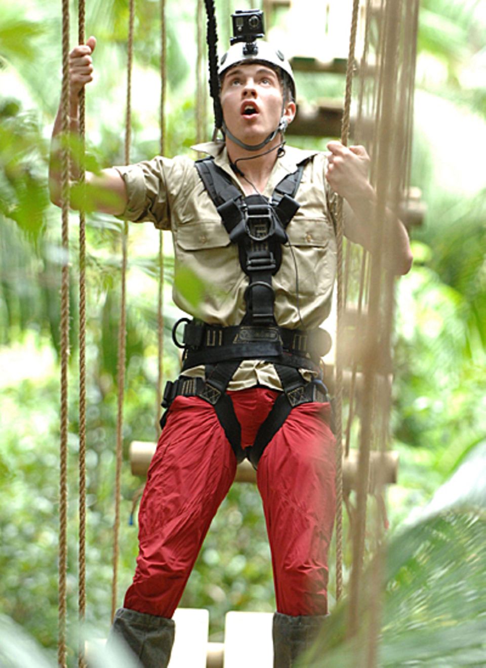 Joey Heindle klettert als erster über eine Hängebrücke ins Camp. Seine Mitinsassen begeistert er mit solch cleveren Sprüchen wie