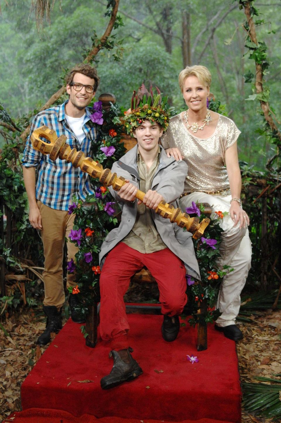Sonja Zietlow und Daniel Hartwich krönen Joey Heindle zum neuen Dschungelkönig. Alle Infos zu "Ich bin ein Star - Holt mich hier raus!" im Special bei RTL.de: http://www.rtl.de/cms/sendungen/ich-bin-ein-star.html Sonja Zietlow und Daniel Hartwich krönen Joey Heindle zum neuen Dschungelkönig. Alle Infos zu "Ich bin ein Star - Holt mich hier raus!" im Special bei RTL.de: http://www.rtl.de/cms/sendungen/ich-bin-ein-star.html