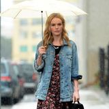 Kate Bosworth trotzt dem kalifornischen Regen nicht nur mit einem schlichten Regenschirm. Auch bei dem schlechten Wetter trägt sie ein sommerliches Kleid mit Blumen-Print. Einen coolen Touch erzielt sie durch eine Boyfriend-Jenasjacke und derben Boots.