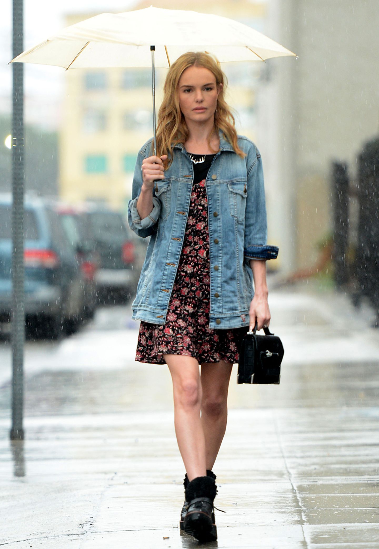 Kate Bosworth trotzt dem kalifornischen Regen nicht nur mit einem schlichten Regenschirm. Auch bei dem schlechten Wetter trägt sie ein sommerliches Kleid mit Blumen-Print. Einen coolen Touch erzielt sie durch eine Boyfriend-Jenasjacke und derben Boots.