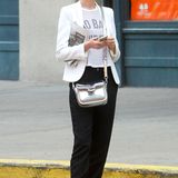 Mit diesem Outfit zeigt Anne Hathaway, wie viel Stylegespür sie besitzt. Eine lässige schwarze Hose, ein Netzoberteil mit coolem Schriftaufzug kombiniert zum weißen Blazer und transparenten Budapestern, et voilà, fertig ist ein perfektes Outfit à la Anne.