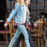Während sie auf dem "Victoria's Secret"-Laufsteg Dessous trägt, wählt Behati Prinsloo in ihrer Freizeit eher legere Kleidung wie hier ein Allover-Denim-Look, den sie mit Sneaker-Wedges und Holzfällerhemd komplementiert.