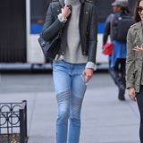 Ihren kuscheligen Rollkragen-Pullover funktioniert Karlie Kloss zum rockigen It-Piece um, indem sie dazu Lederacke und Bikerhose trägt. Ihre Tasche von Chanel versprüht zusätzlich einen Hauch von Glamour.