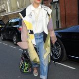 Bekannt für ihren extravaganten Style, zeigt auch hier Sängerin Rita Ora ihre modische Ader: Schuhe, Mantel und Tasche sind sehr fabenfroh, während Basics wie ihre weiße Bluse und eine schlichte Jeans den Kontrast dazu bieten.
