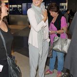 Als Jet Setterin ist Kate Beckinsale zwar viel unterwegs, was für sie jedoch kein Grund ist in Schlabber-Looks zu reisen. Am Flughafen von Los Angeles angekommen, erscheint die britische Schauspielerin top-gestylt und mixt fließende Stoffe mit schicken Accessoires. Zur Karottenhose von Max Mara kombiniert die 41-Jährige einen Blazer von Helmut Lang. Mit edlen Key-Pieces wie pinken Heels von Kurt Geiger und einer Luxus-Handtasche von Dolce&Gabbana schafft sie den Spagat zwischen leger und elegant.