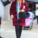 Holzfäller trifft auf Lady: LeAnn Rimes kombiniert Flanell-Mantel mit grobem Karo-Muster und Jeanshemd zu schicken Overknee-Stiefeln und XL-Diva-Sonnenbrille.