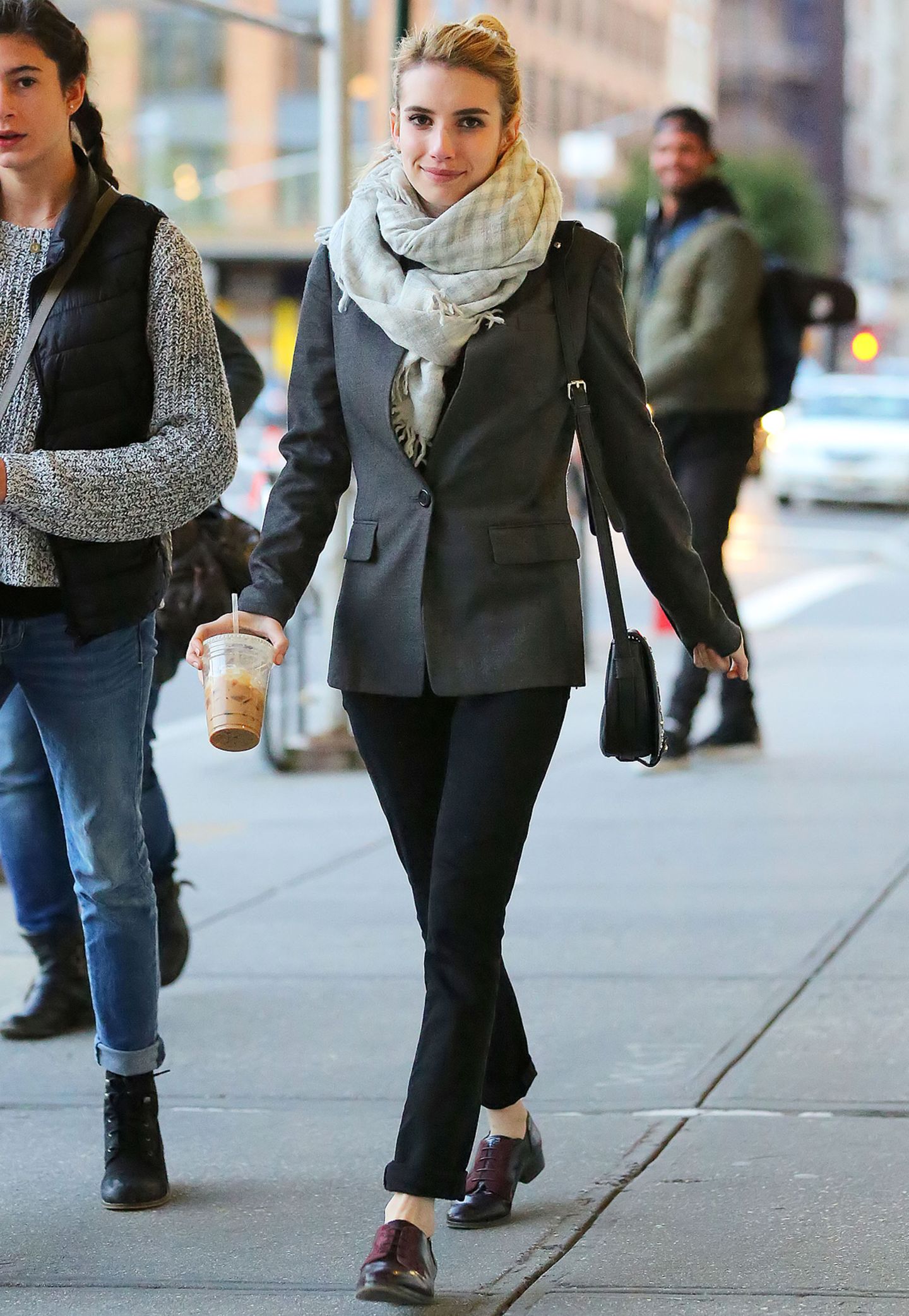 Einen coolen Tom-Boy-Style erzielt Emma Roberts, indem sie zum kastigen Sakko schicke Schnürschuhe trägt und den Saum ihrer Hosebeine leicht hochkrempelt. Mit einem XL-Schal schützt sie sich vor der Kälte.