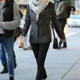 Einen coolen Tom-Boy-Style erzielt Emma Roberts, indem sie zum kastigen Sakko schicke Schnürschuhe trägt und den Saum ihrer Hosebeine leicht hochkrempelt. Mit einem XL-Schal schützt sie sich vor der Kälte.